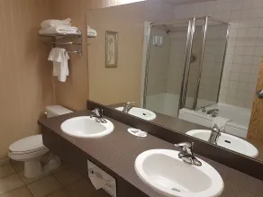 Super 8 by Wyndham Fort Nelson BC - Badeværelse