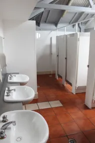 Red Rock Hostel - Badezimmer
