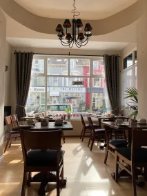 McGraths Hotel & Public Bar - Restaurant