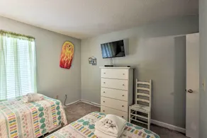 Beach + Pool Access: Colorful Hilton Head Condo! - Innenbereich