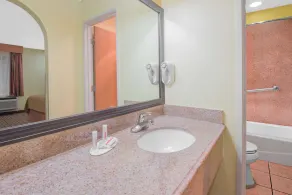 Days Inn by Wyndham Lubbock South - Salle de bain