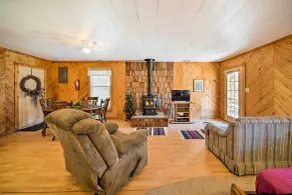 'The Burgundy Cabin' Iowa Retreat: Pond & Fire Pit - Innenbereich