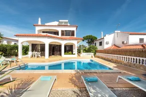 Moradia espaçosa, próxima das comodidades, piscina privada, A/C e Wifi gratuitos - Piscina