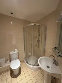 OYO Cavendish Annexe - Badezimmer