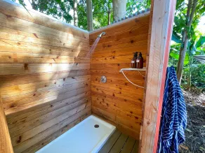 Retiro de la granja de Gingerhill. Comuna con la naturaleza en el sur de Kona. - Baño