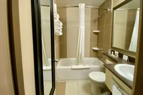 Ramada by Wyndham Whitecourt - Badezimmer