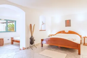 Villa Rasotica Relaxing Villa with Heated Pool, Perfect for Families - Room