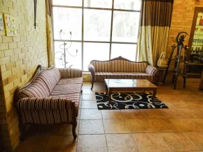 LSQ RJ Farms - Sitzecke in der Lobby