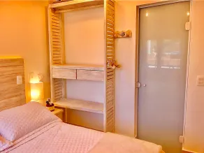 Casa d'Aroeira Residencial Boutique - Centro de Juqueí - Perto de Tudo - 2 quadras do Mar - Serviço de Praia - Roupa de Cama 600 fios algodão Egípcio - Tudo Novo - Estacionamento Interno - Cozinha - Consulte unidades com Ofurô Hidro e Cromoterapia - Zimmer