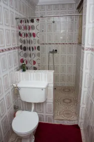 Jayliz Lodge Tema - Bathroom