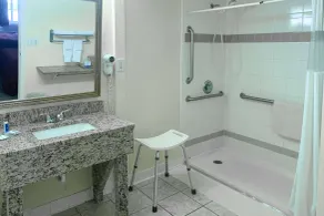 Rodeway Inn Gainesville - University Area - Bathroom