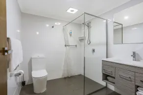 Waves Motel and Apartments - Bathroom