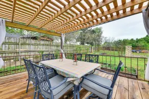 Spacious Family Home w/ Fenced Yard in DFW Area - Innvendig