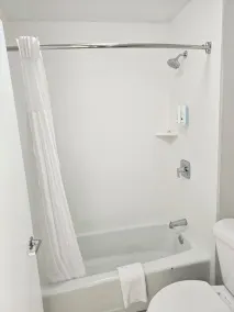 Quality Inn & Suites Ocala I-75 - Bathroom
