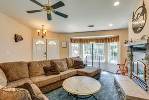 10 Mi to Redding: Serene Escape w/ Spacious Yard! - Innenbereich
