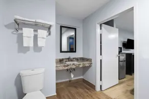 Americas Best Value Inn Gonzales - Bathroom