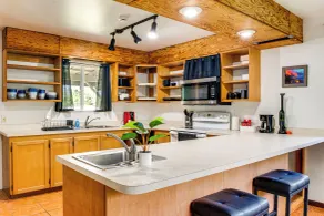 4 Mi to Beach: Keaau Retreat w/ Relaxing Porch! - Innvendig