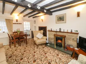 Sycamore Cottage - Living area