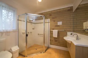 Cotswold Motor Inn - Bathroom
