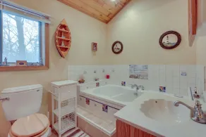 Lakefront Rhinelander Retreat w/ Private Hot Tub! - Bad
