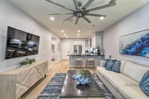 Modern Irvine Condo w/ Pool - 7 Mi to Beach! - Innvendig