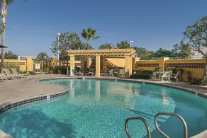 La Quinta Inn & Suites by Wyndham Ontario Airport - Piscina