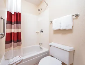 Red Roof Inn Toledo University - Baño