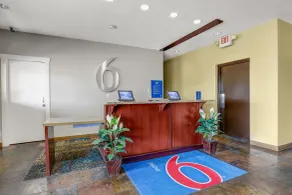 Motel 6 Brooks AB - Lobby