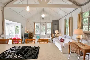 Cozy Stockbridge Cabin - Walk to Beach & Lake! - Innenbereich