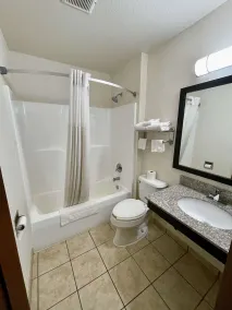 SureStay by Best Western Prince Frederick - Badezimmer