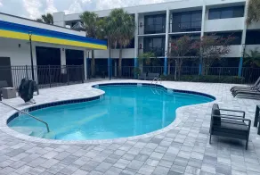 Days Inn & Suites by Wyndham Orlando Airport - Piscine