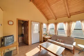 Peaceful Reliance Cabin w/ Deck on Hiwassee River! - Innenbereich