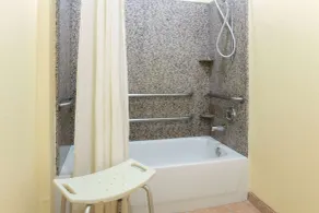 Super 8 by Wyndham Stafford Sugarland Area - Bathroom