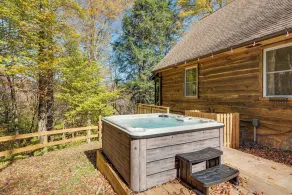 Riverfront Retreat w/ Hot Tub in Pocono Lake! - Interiör