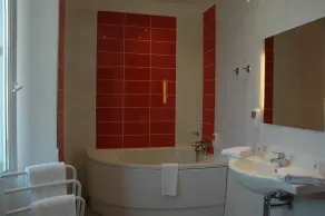 The Originals Boutique, Hôtel de l'Univers, Montluçon - Bathroom