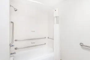 Howard Johnson by Wyndham Savannah GA - Bathroom