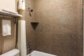 Howard Johnson Hotel & Suites by Wyndham Pico Rivera - Salle de bain