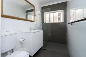 Manly Beachfront Apartment - Bathroom
