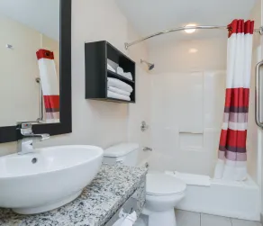 Red Roof Inn PLUS+ & Suites Guilford - Badezimmer