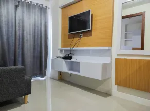 Homey and Comfy 2BR at Vida View Apartment By Travelio - Værelse