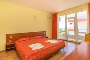 Iris Beach Hotel - Zimmer