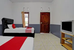 OYO 90405 Penginapan Sasti KuninganNearTaman Cirendang - Room