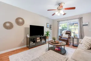 2BR w/ Seasonal Pool Access & Patio - Innenbereich