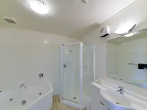 ASURE Avenue Motor Lodge - Bathroom