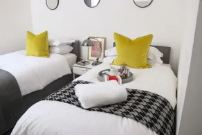 Aisiki Living at Upton Road, Multiple 1, 2, or 3-Bedroom Apartments, King or Twin Beds with Free WiFi & Parking Space - Chambre