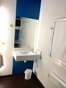 UNISOTEL ex hotelF1 Saint Brieuc - Bathroom
