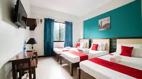 RedDoorz Plus near Rizal Junction - Chambre
