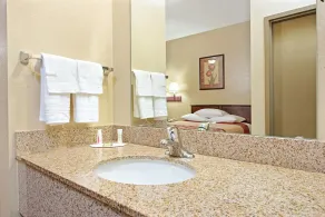 Super 8 by Wyndham St. Louis Airport - Salle de bain