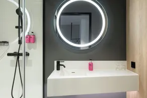 Moxy Hamburg - Finkenwerder - Bathroom