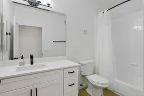 CozySuites at Glendale - Bathroom